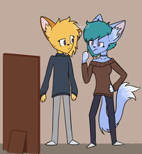 Dos gatos antropomorfos, una naranja y la otra azul, en una habitación. La azul se mira con curiosidad en un espejo, mientras que la naranja mira a la azul confundido.